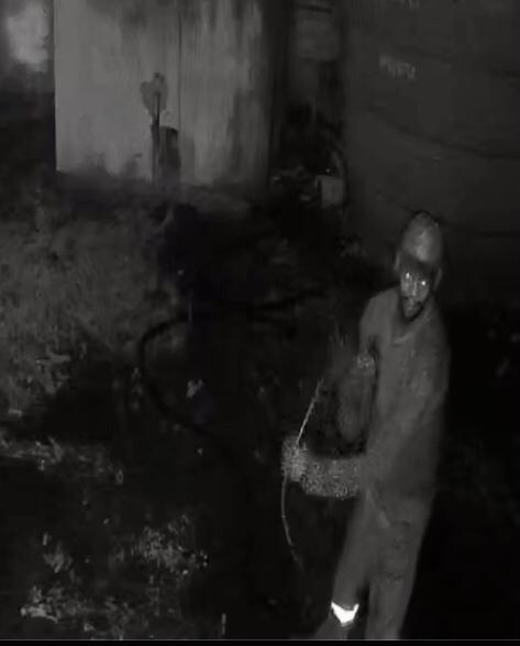 Suspeito furtando fios de cobre das instalações do Salvador Costa, estádio do Vitória