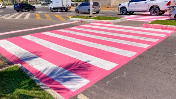 As faixas de pedestres foram pintadas de rosa para alertar os pedestres e motoristas sobre o câncer de mama
