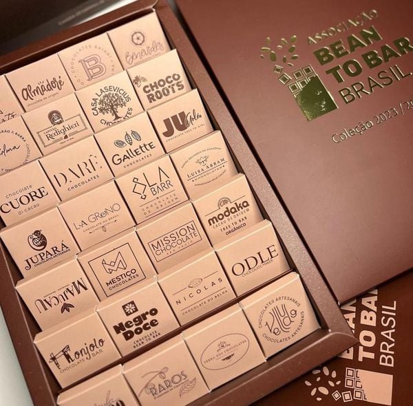 Caixa de chocolates comemorativa da Associação Bean to Bar Brasil 2023/24