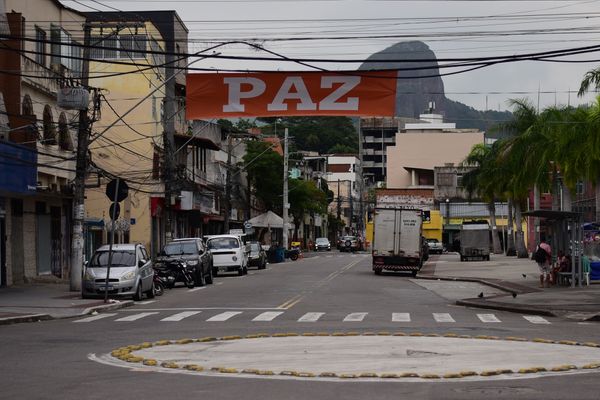 Faixa com a palavra PAZ colocada na rua das Palmeiras em Itararé por Vitor Jubini