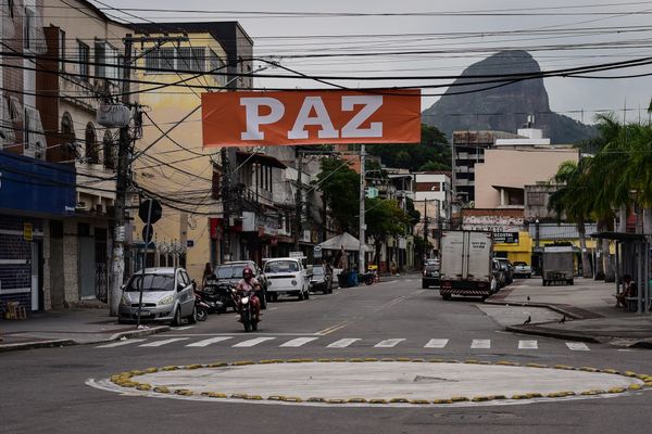 Faixa com a palavra PAZ colocada na rua das Palmeiras em Itararé