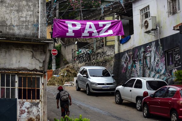 Faixa com a palavra PAZ colocada na rua Pedro Lima do Rosário em Gurigica