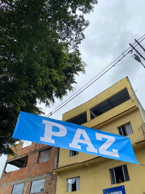 Faixas e pinturas pedem paz no Território do Bem, em Vitória por Leitor | A Gazeta