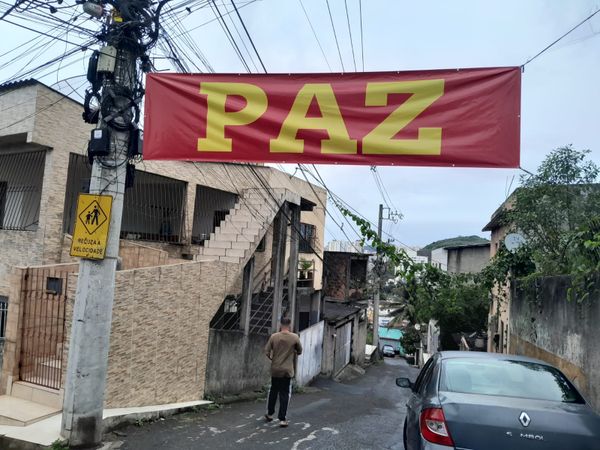 Faixas e pinturas pedem paz no Território do Bem, em Vitória por Leitor | A Gazeta