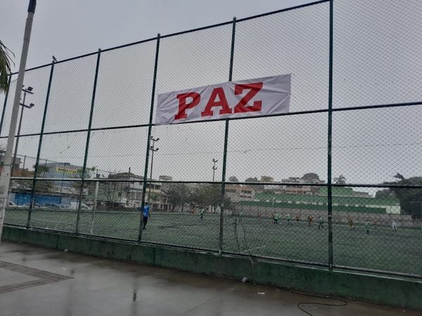 Faixas e pinturas pedem paz no Território do Bem, em Vitória por Leitor | A Gazeta