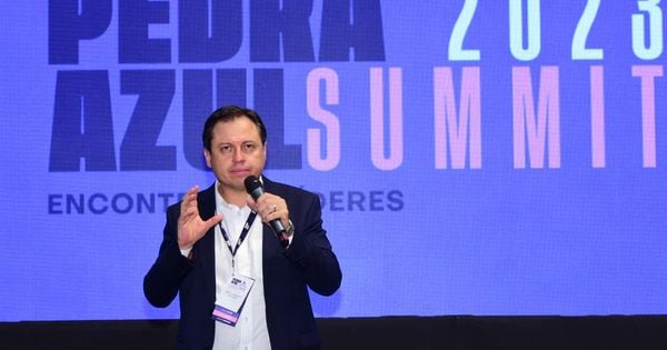 Comentarista da GloboNews participou de debate no Pedra Azul Summit, analisando as conjunturas política e econômicas atuais e os impactos no ano que vem