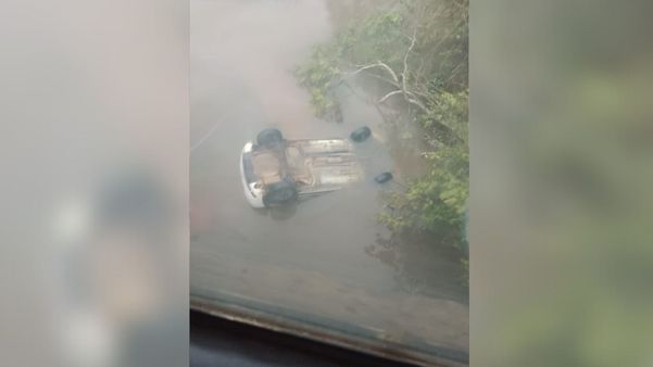 Carro caiu de ponte em estrada de Pedro Canário; motorista saiu sem ferimentos