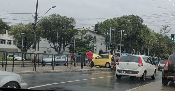 Carro vai parar no meio de ciclovia em acidente na Avenida Vitória