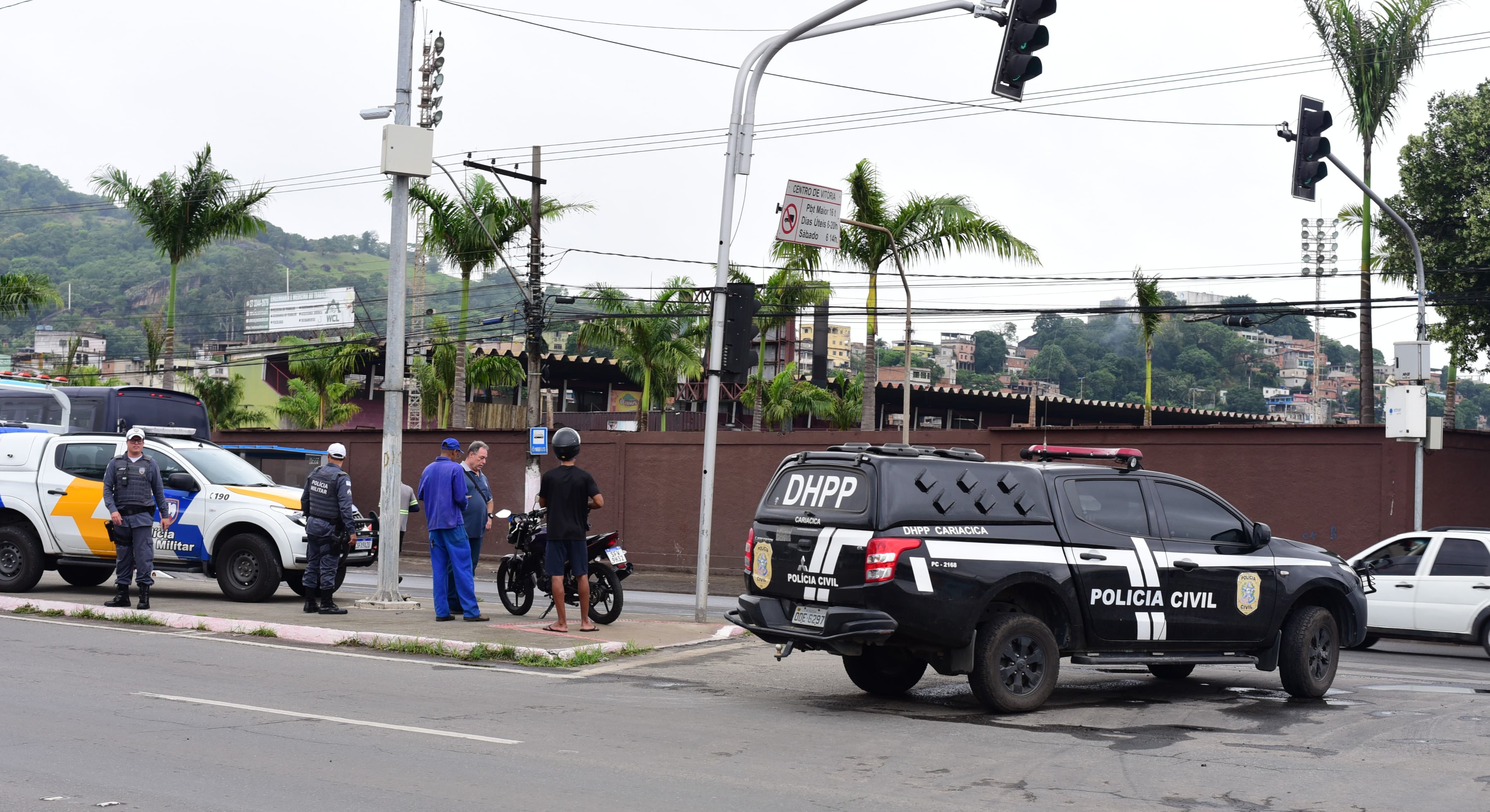 Colisão ocorreu na Avenida Mário Gurgel, em Jardim América, Cariacica, na manhã desta sexta-feira (27), e deixou o condutor ferido