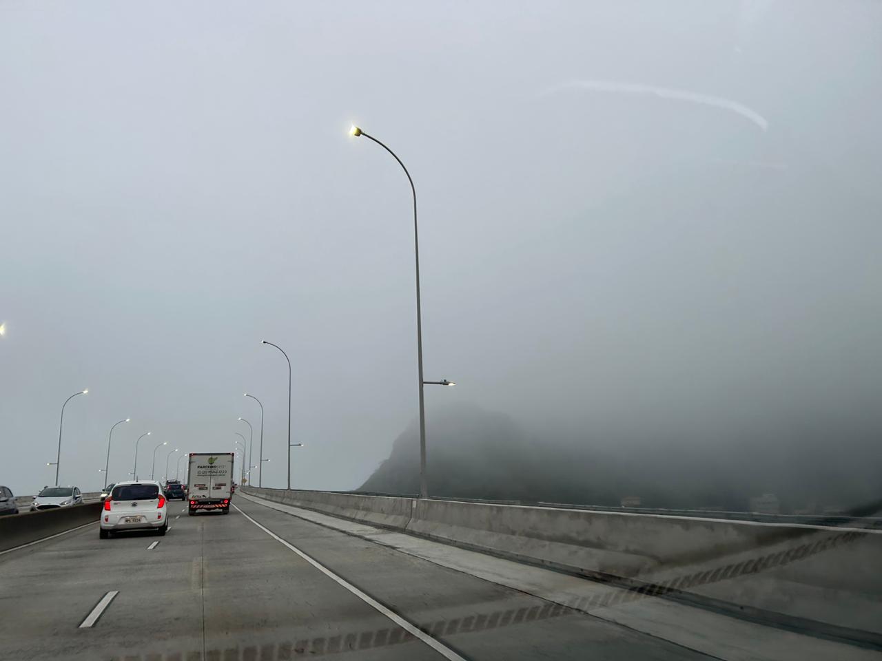 Imagens mostram que neblina podia ser vista da Terceira Ponte e da Praia de Itapuã, no município canela-verde, assim como em Bento Ferreira e Enseada do Suá, na Capital capixaba