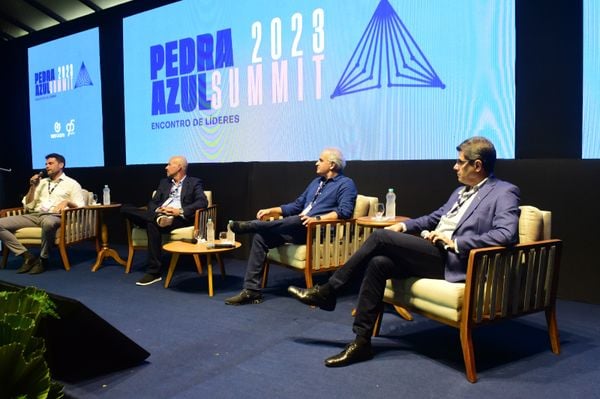 Painel sobre oportunidades para o ES no Pedra Azul 2023 por Carlos Alberto Silva