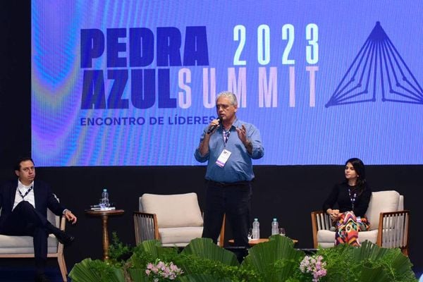 Pedra Azul Summit: O comentarista da GloboNews Gerson Camarotti, o analista político João Gualberto e a colunista de A Gazeta Letícia Orlandi