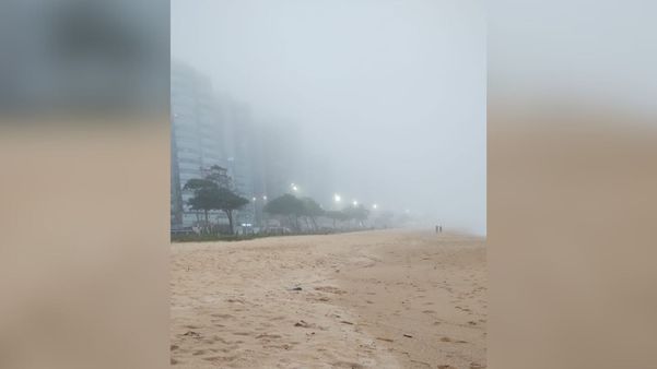 Tempo fechou na Praia de Itapuã, em Vila Velha, nesta sexta-feira (27) por Juirana Nobres