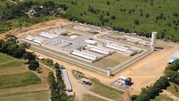 O crime aconteceu na noite de sexta-feira (9); o juiz citou contradição nas versões apresentadas e manteve a prisão do suspeito