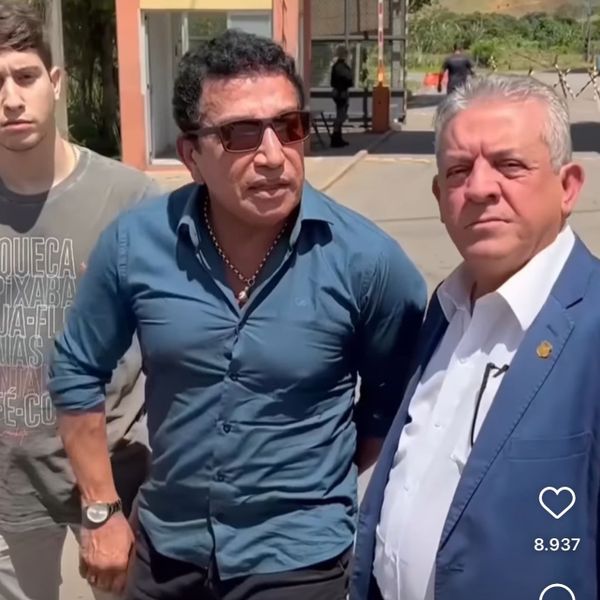 Magno Malta (de óculos) foi visitar Armandinho no presídio acompanhado dos deputados estaduais Danilo Bahiense (à direita) e Lucas Polese 