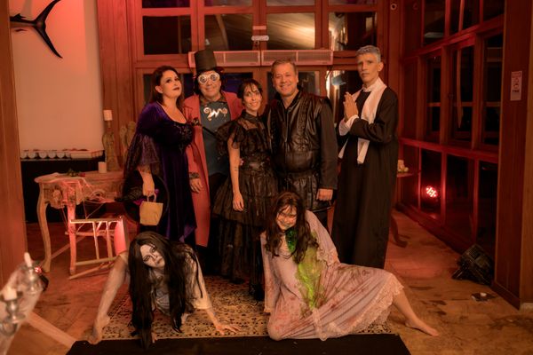 Flavia e Marcos Sousa, Karina e Fabiano Pereira com personagens 