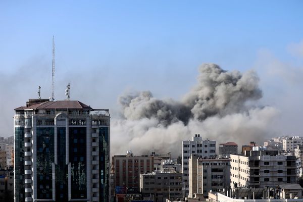 Fumaça sobe após o bombardeio israelense na cidade de Gaza, nesta segunda-feira,   30 de outubro de 2023