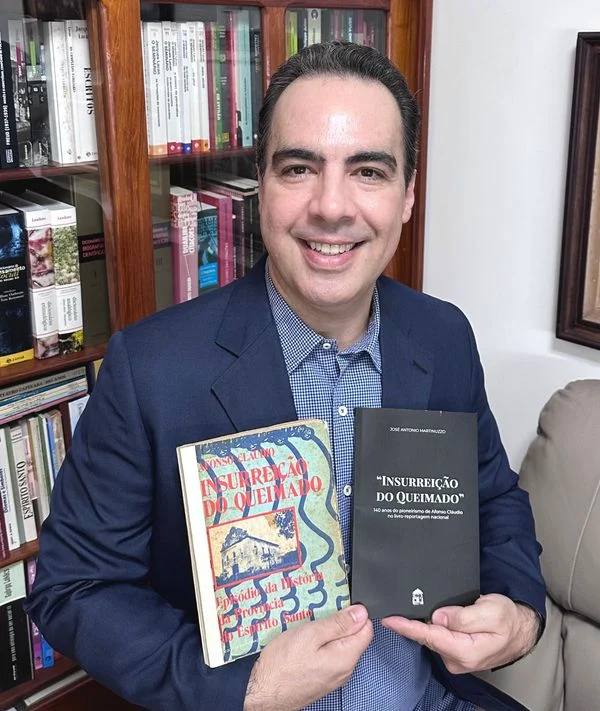 Professor Martinuzzo com edição histórica do livro 