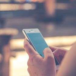 Antes de aproveitar a festa, veja como evitar golpes digitais e prejuízo em caso de furto do aparelho