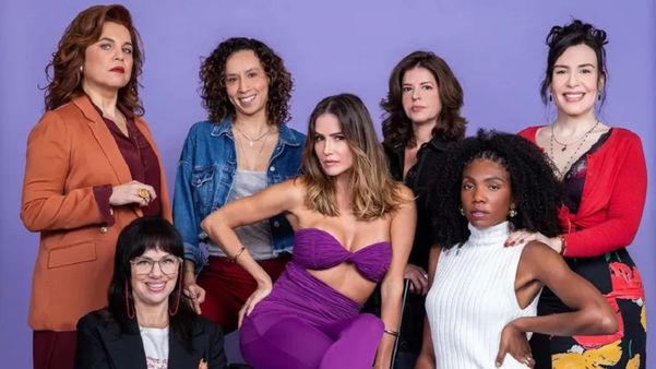 As sete protagonistas de Elas por Elas (2023) são interpretadas por Deborah Secco, Isabel Teixeira, Késia, Thalita Carauta, Karine Teles, Maria Clara Spinelli e Mariana Santos