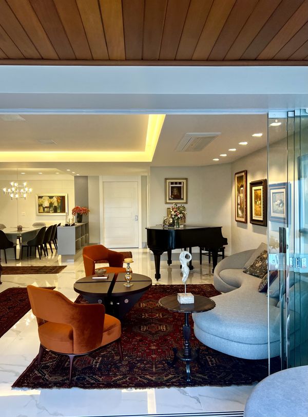 Espaços integrados, como este projetado por José Daher, permitem várias atividades