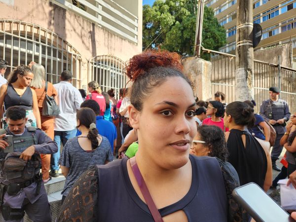 Gabriela Oliveira fala sobre a situação na fila do sindicato