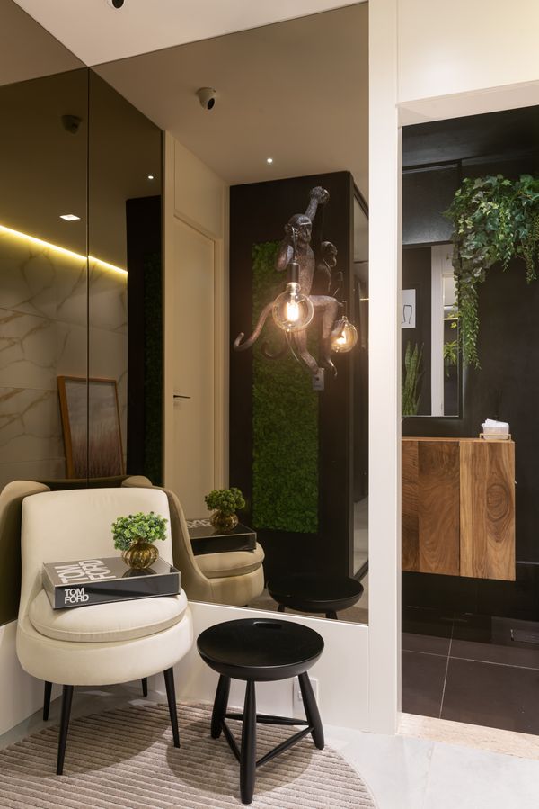 No escritório de Renata Modenesi, embora a cor preta seja o fio condutor, o projeto recebeu diversos toques brancos e amadeirados, além de contar com
mobiliários arredondados 