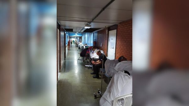 Pacientes registram lotação em corredor de hospital público no ES