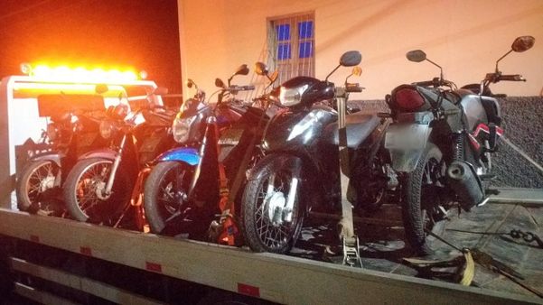 Polícia apreende oito motos barulhentas e multa condutores em Alegre