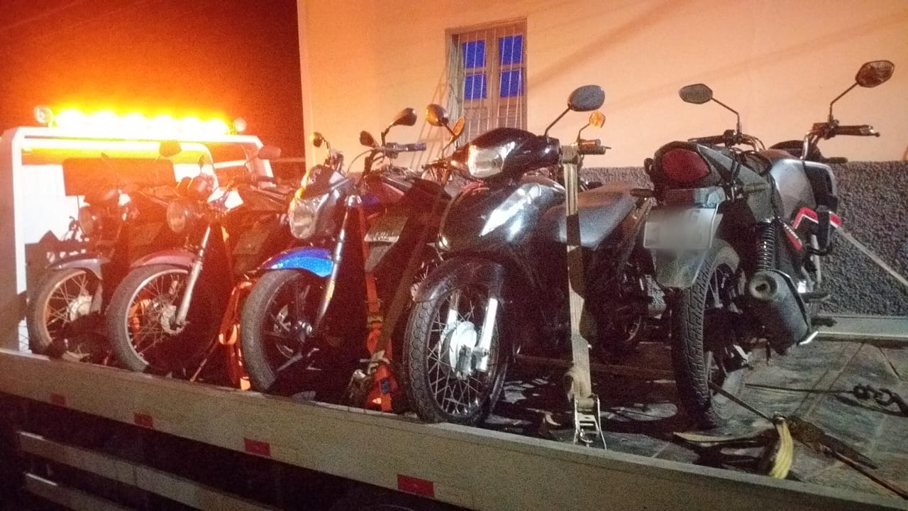 Além das motos terem sido removidas, diversos autos de infração foram emitidos pela polícia
