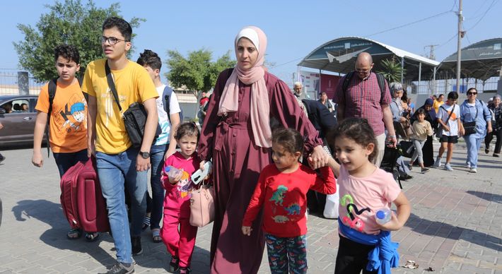Primeiro grupo de cerca de 90 feridos e 450 estrangeiros começou a atravessar a fronteira com o Egito na manhã desta quarta-feira (1°)