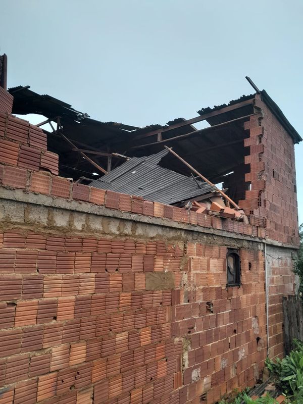 Destelhamento de casas em Ibitirama  por Defesa Civil 