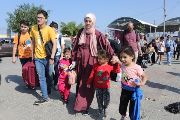 Dezenas de estrangeiros e cidadãos palestinos com dupla cidadania começaram a deixar a Faixa de Gaza e atravessam para o Egito pela passagem de Rafah nesta quarta (1º)