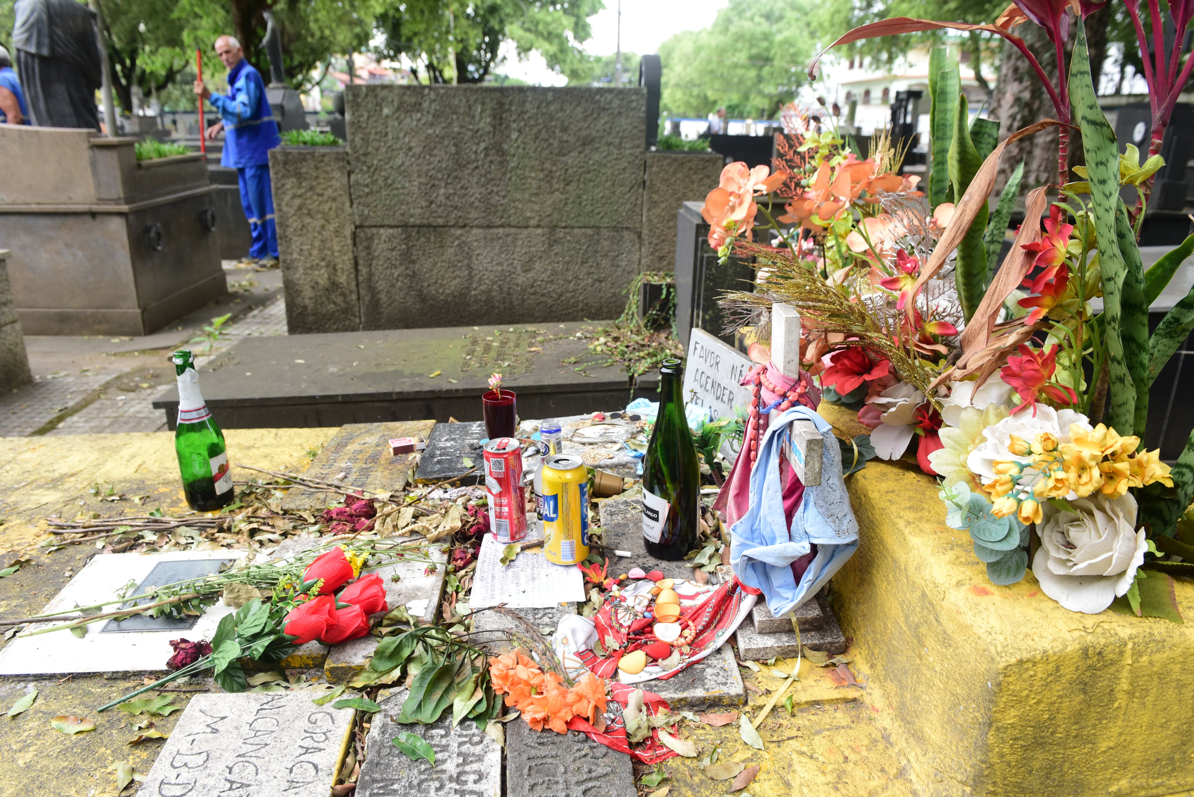 Dia dos Finados: homenagens para entes queridos no Cemitério de Santo Antônio