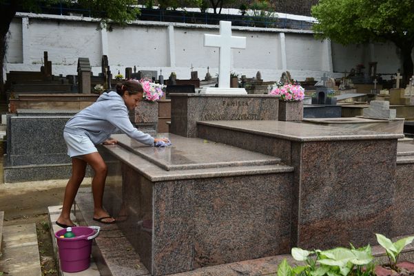 Dia dos Finados: homenagens para entes queridos no Cemitério de Santo Antônio q4kqk24uq4l