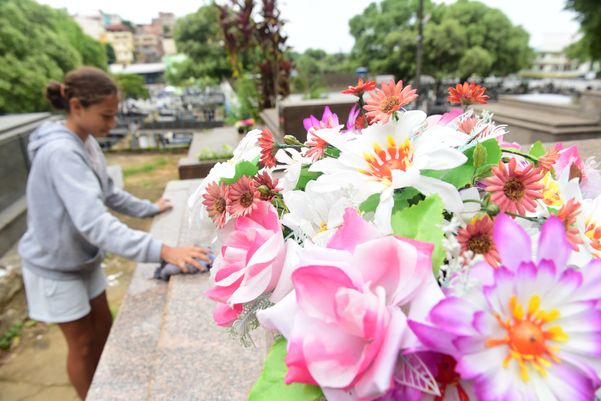 Dia dos Finados: homenagens para entes queridos no Cemitério de Santo Antônio itx3dbz6ji
