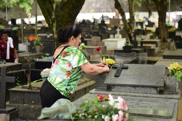 Dia dos Finados: homenagens para entes queridos no Cemitério de Santo Antônio 2odqp7p