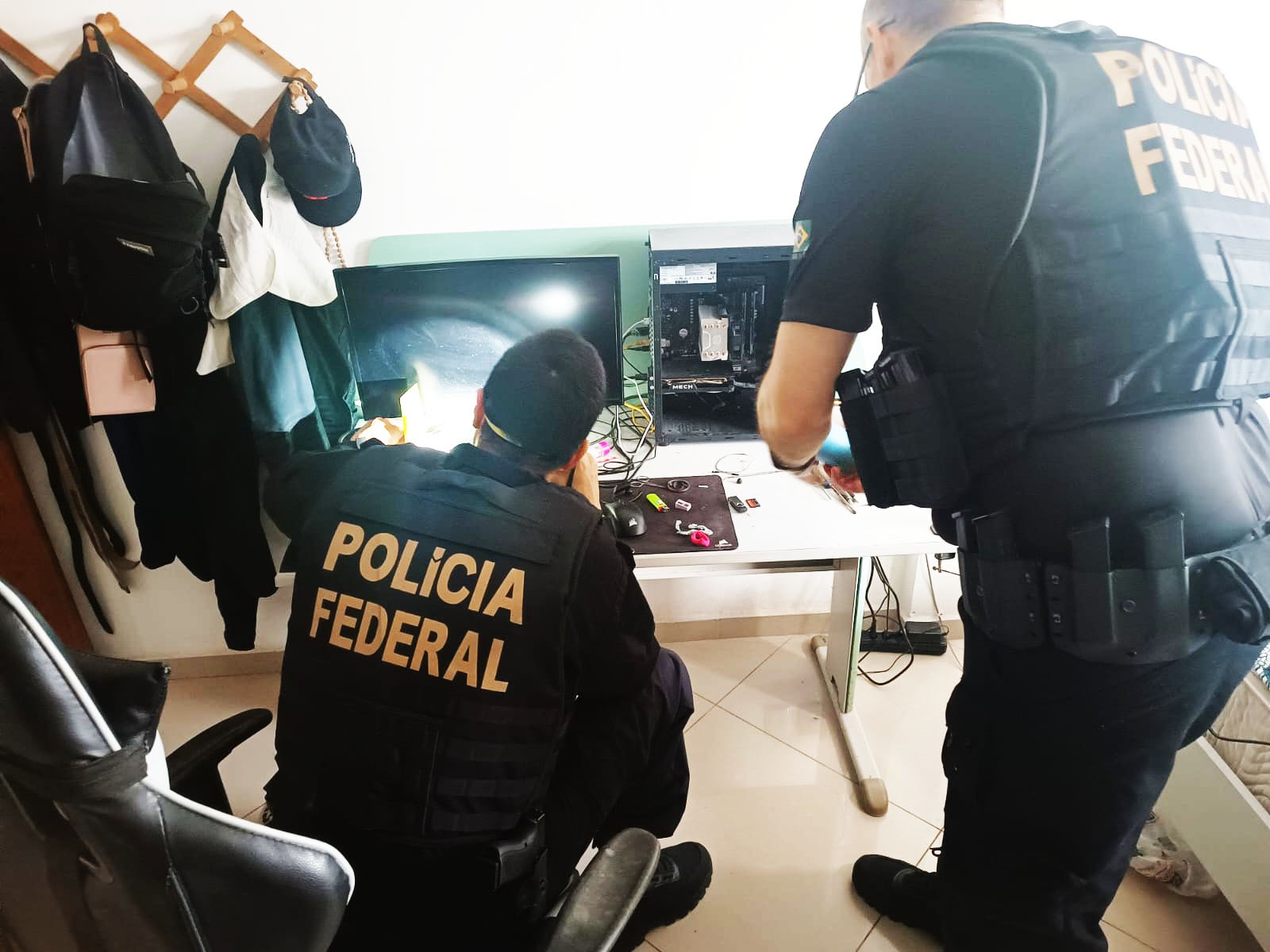 Segundo a Polícia Federal, na casa do programador foram apreendidos telefones celulares e computador suspeitos de serem usados no crime