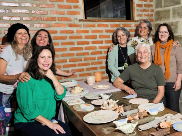 O grupo de mulheres ceramistas formaram o primeiro coletivo feminino de cerâmica de Santa Teresa.