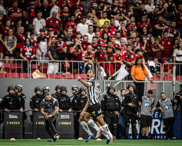 O Santos venceu o Flamengo de virada e se afastou ainda mais da zona de rebaixamento