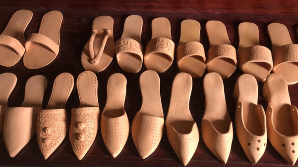 Serão expostos 140 pés de sapatos feitos com argila in natura da região.