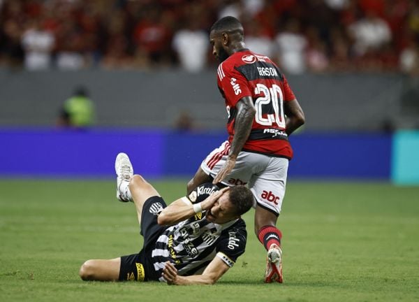 Gerson foi expulso do jogo contra o Santos ainda no primeiro tempo