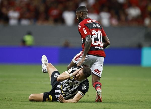 Lances parecidos geram expulsão a favor do Flamengo, mas pró