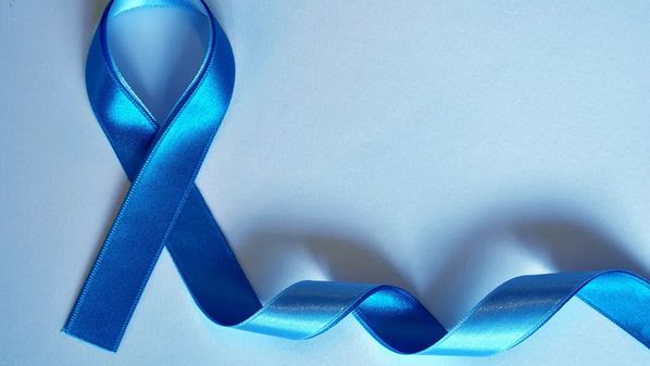 Para mulheres trans que fazem terapia hormonal, o risco de câncer de próstata pode ser menor, já que a testosterona é reduzida. Mas menor não significa inexistente