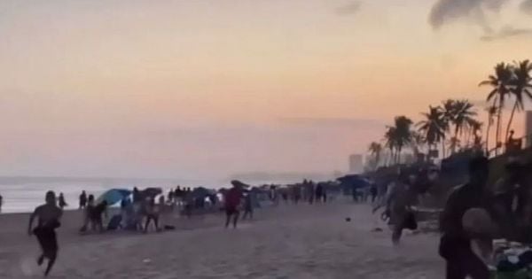 Em vídeo que circula pelas redes sociais, é possível ver as pessoas correndo na praia, durante o final da tarde, para fugir dos roubos. Os assaltantes estavam armados
