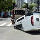 Imagem - Carro cai de caminhão-cegonha na Praia do Suá, em Vitória; veja vídeo