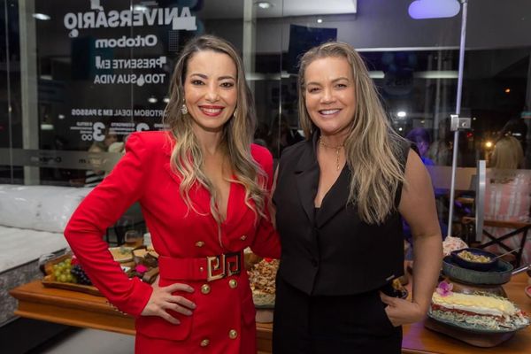 A empresária Michelly Fonseca com Marcela Raizer na última quarta-feira, onde recebeu amigos e clientes para comemorar 7 anos da loja