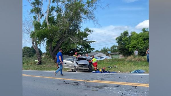 Carro envolvido em acidente na BR 101, em São Mateus