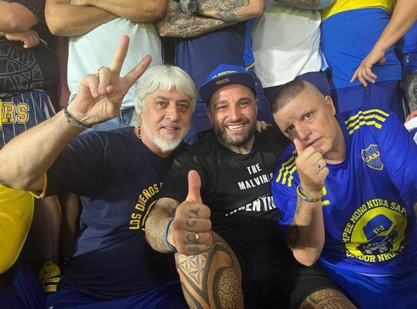 Marcelo Aravena (direita) é líder da torcida organizada mais temida do Boca Juniors