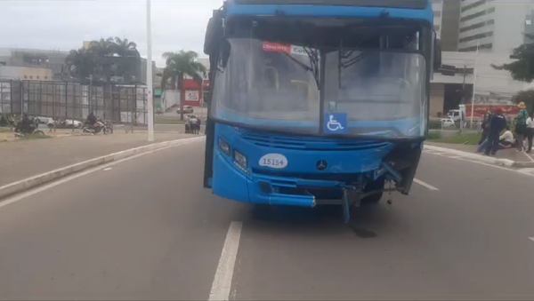 Ônibus do Transcol atingido pelo carro em acidente na Serra